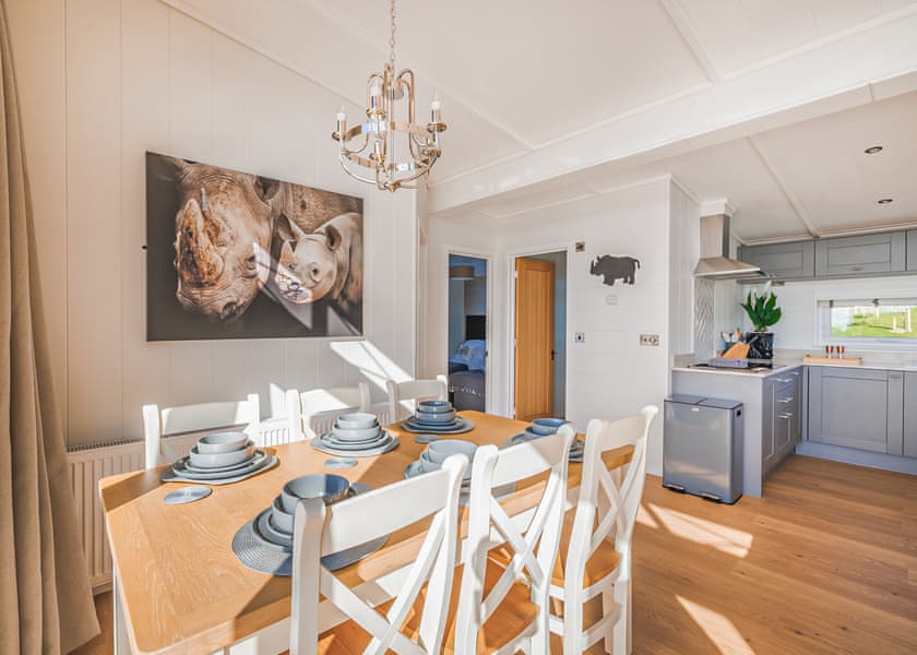 Kifaru Lodge - Folly Farm Holiday Park, Kilgetty