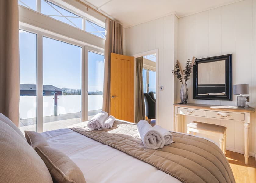 Kifaru Lodge - Folly Farm Holiday Park, Kilgetty