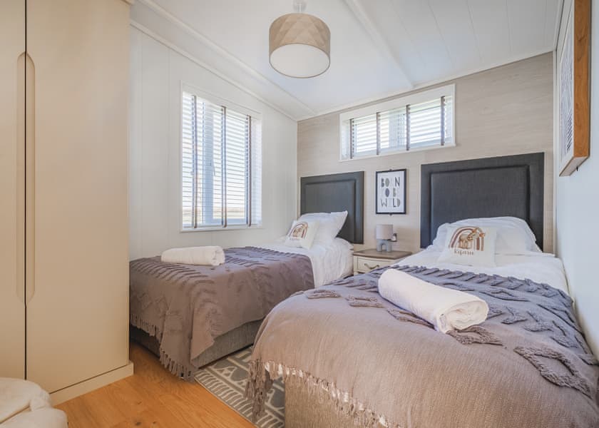 Kifaru Lodge - Folly Farm Holiday Park, Kilgetty