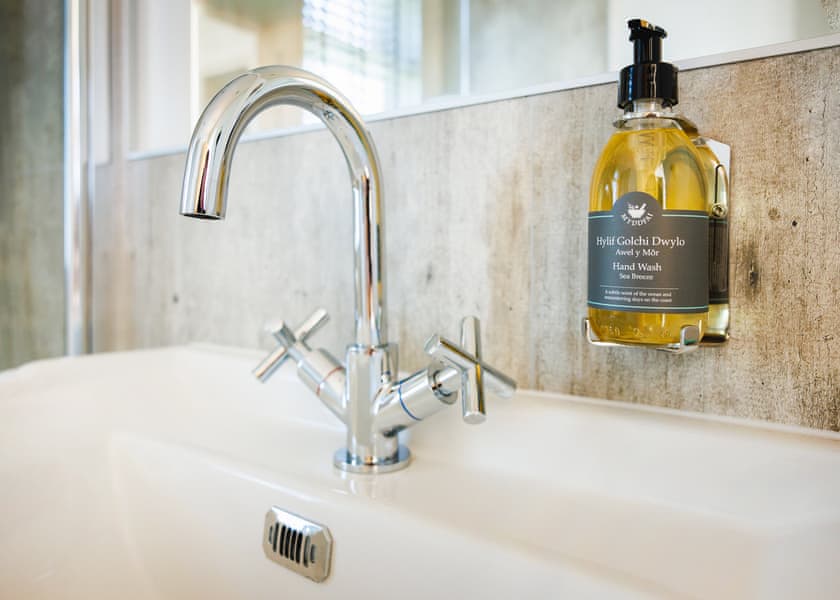 Kifaru Lodge - Folly Farm Holiday Park, Kilgetty