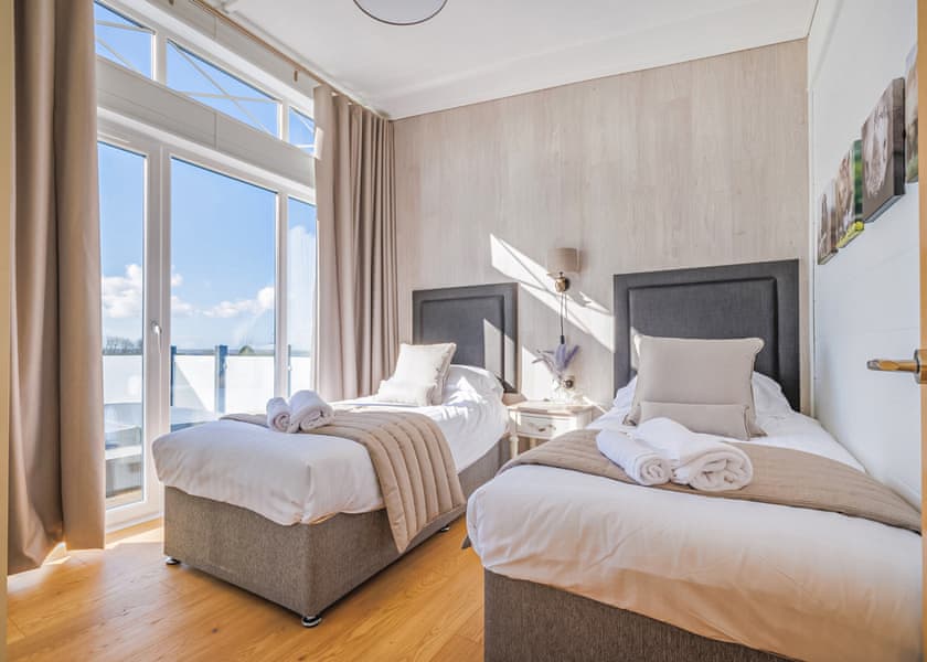 Kifaru View Lodge - Folly Farm Holiday Park, Kilgetty