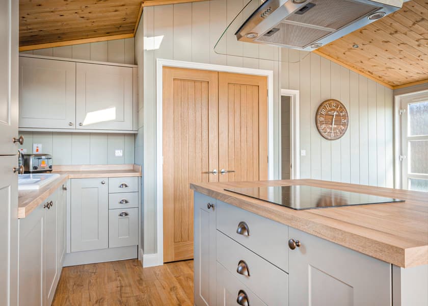 Fairground Pet Friendly Deluxe Lodge - Folly Farm Holiday Park, Kilgetty