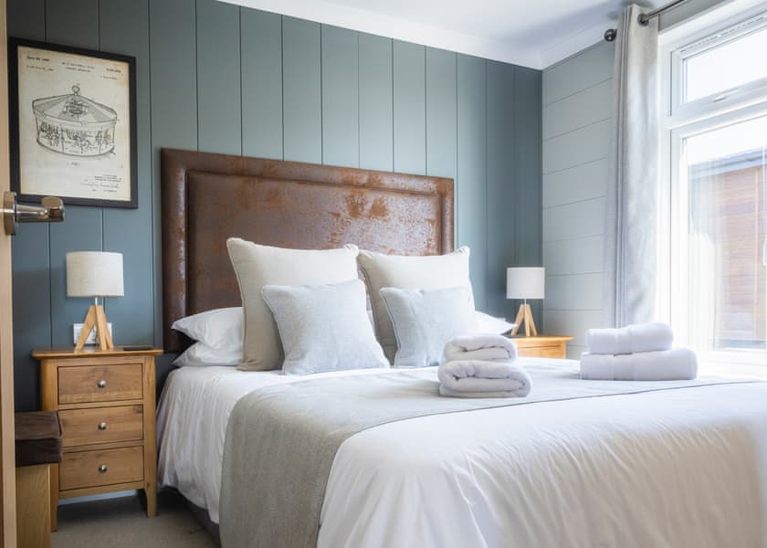 Fairground Pet Friendly Deluxe Lodge - Folly Farm Holiday Park, Kilgetty