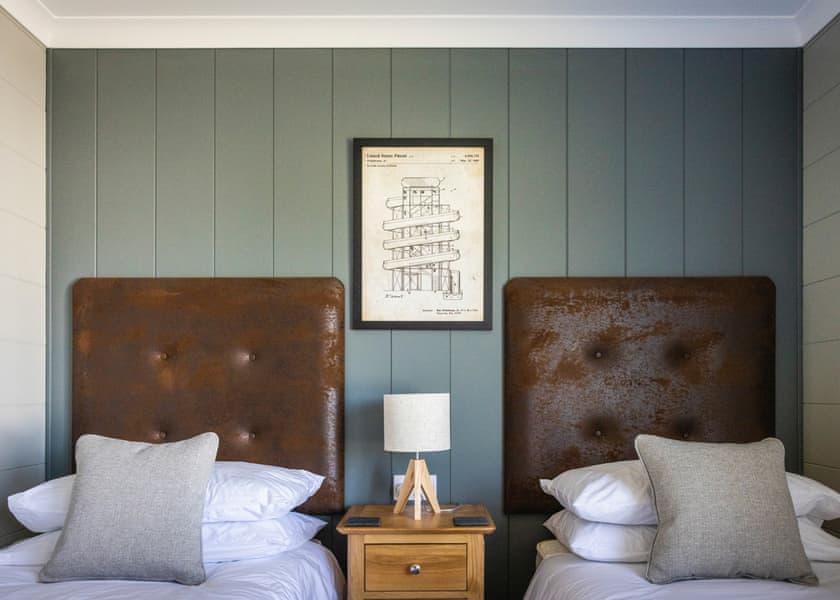 Fairground Pet Friendly Deluxe Lodge - Folly Farm Holiday Park, Kilgetty