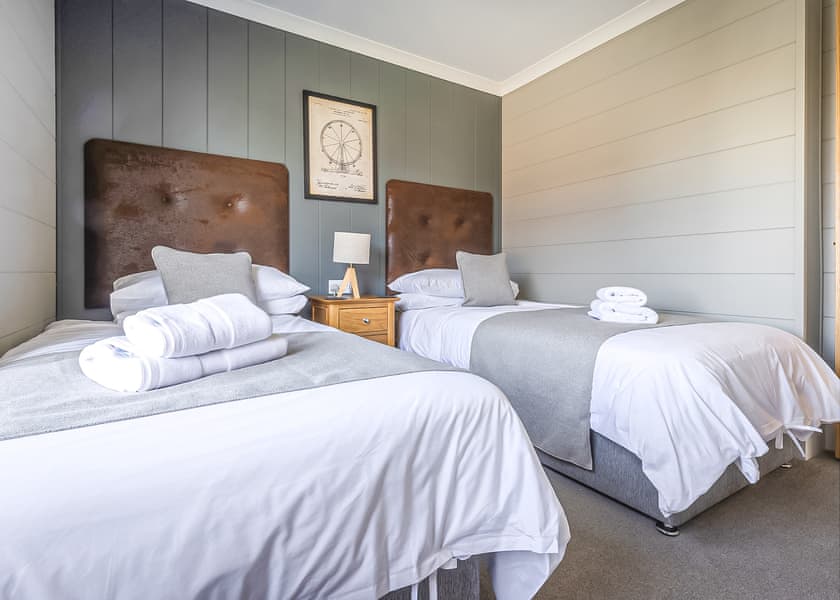 Fairground Pet Friendly Deluxe Lodge - Folly Farm Holiday Park, Kilgetty