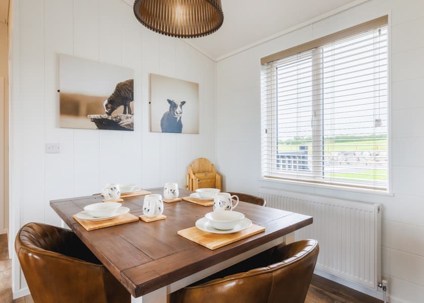 Balwen Lodge - Folly Farm Holiday Park, Kilgetty