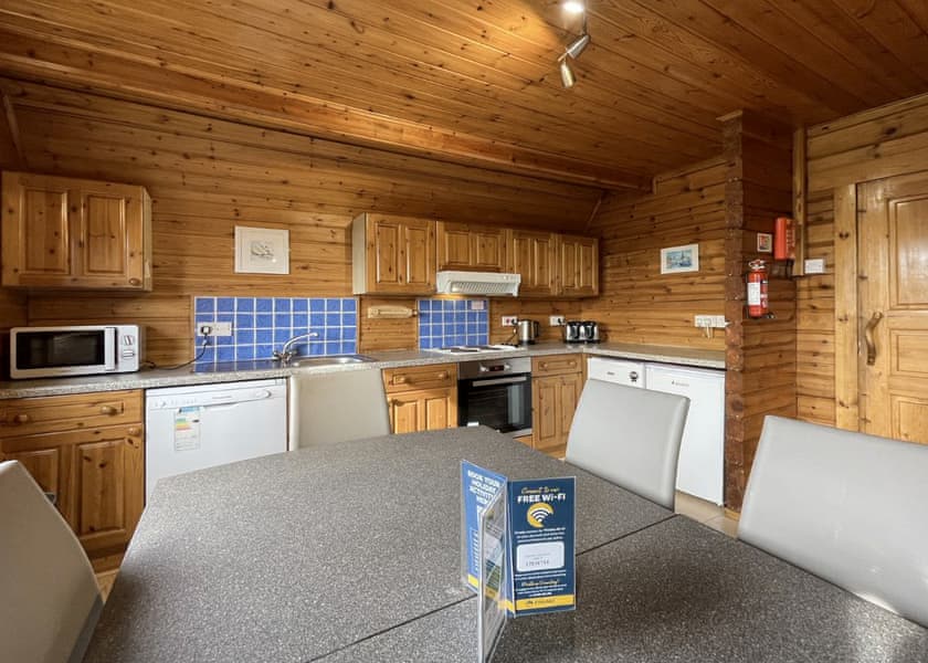 Traditional Woodland Lodge 6 - Finlake Resort & Spa, Chudleigh, Newton Abbot