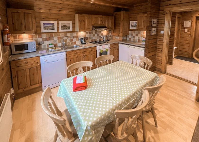 Traditional Woodland Lodge 6 - Finlake Resort & Spa, Chudleigh, Newton Abbot