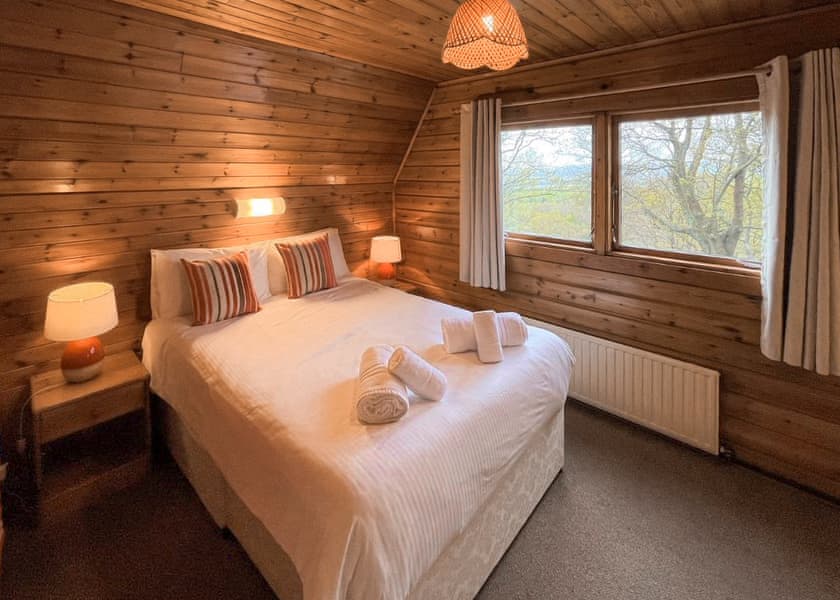 Traditional Woodland Lodge 6 - Finlake Resort & Spa, Chudleigh, Newton Abbot