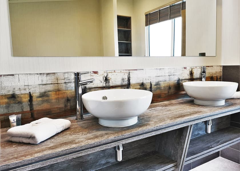 Luxury Suite Hot Tub - Finlake Resort & Spa, Chudleigh, Newton Abbot