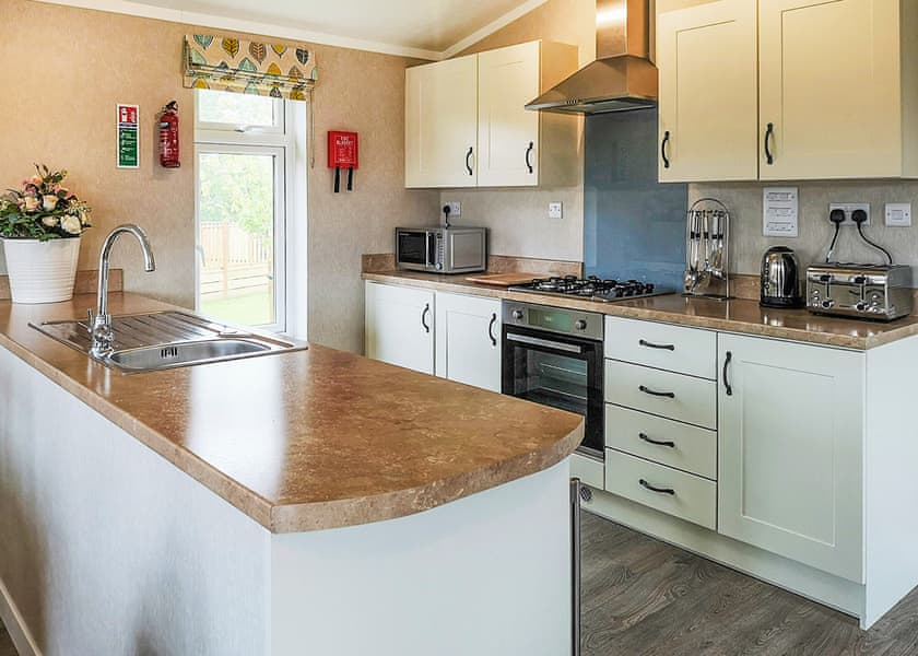 Comfort Plus Lodge Hot Tub 6 - Finlake Resort & Spa, Chudleigh, Newton Abbot