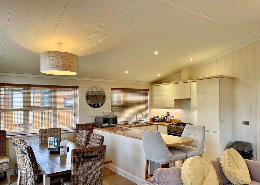 Comfort Plus Lodge 8 Hot Tub - Finlake Resort & Spa, Chudleigh, Newton Abbot
