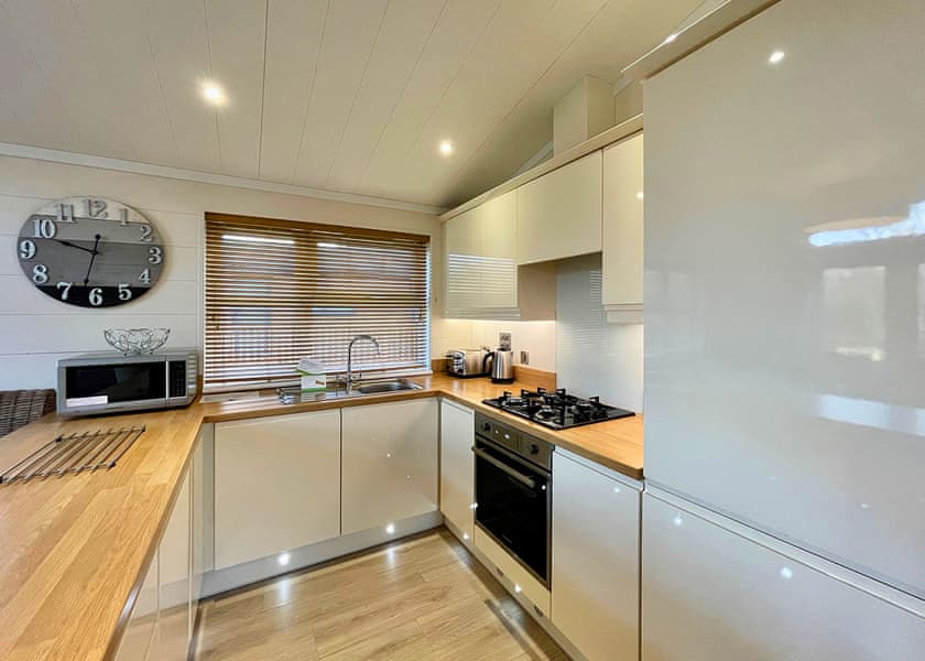 Comfort Plus Lodge 8 Hot Tub - Finlake Resort & Spa, Chudleigh, Newton Abbot