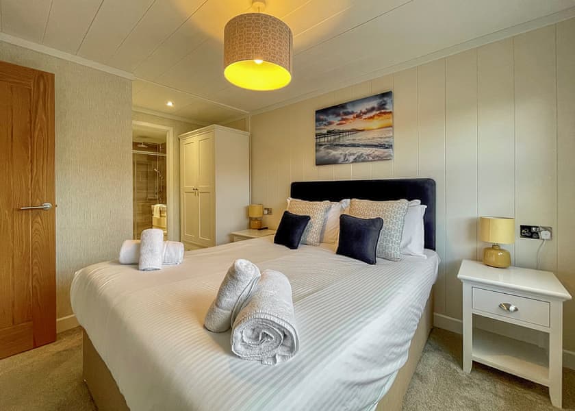 Comfort Plus Lodge 8 Hot Tub - Finlake Resort & Spa, Chudleigh, Newton Abbot