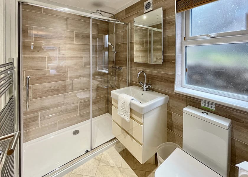 Comfort Plus Lodge 8 Hot Tub - Finlake Resort & Spa, Chudleigh, Newton Abbot