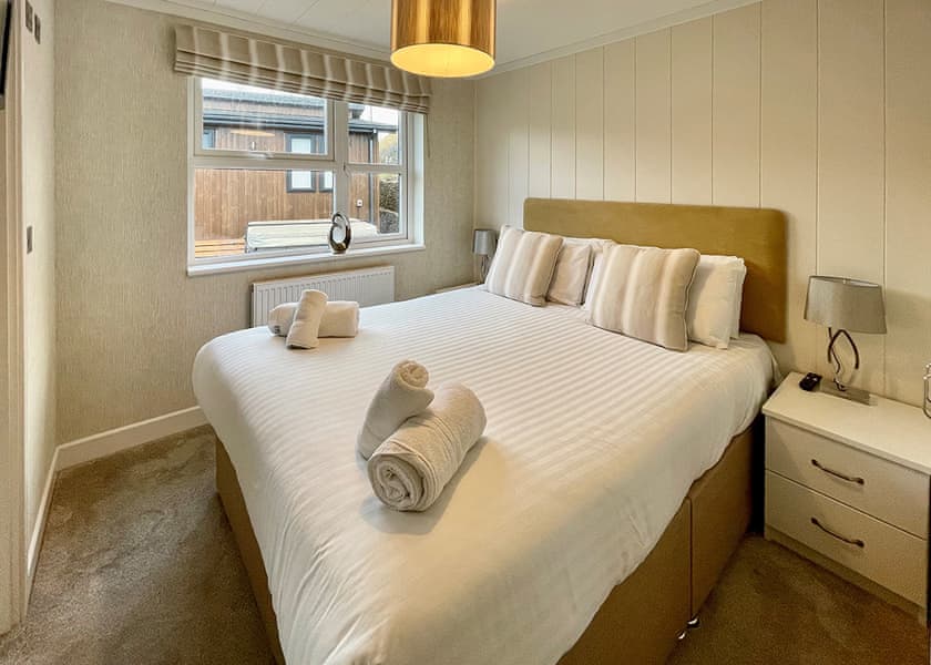 Comfort Plus Lodge 8 Hot Tub - Finlake Resort & Spa, Chudleigh, Newton Abbot