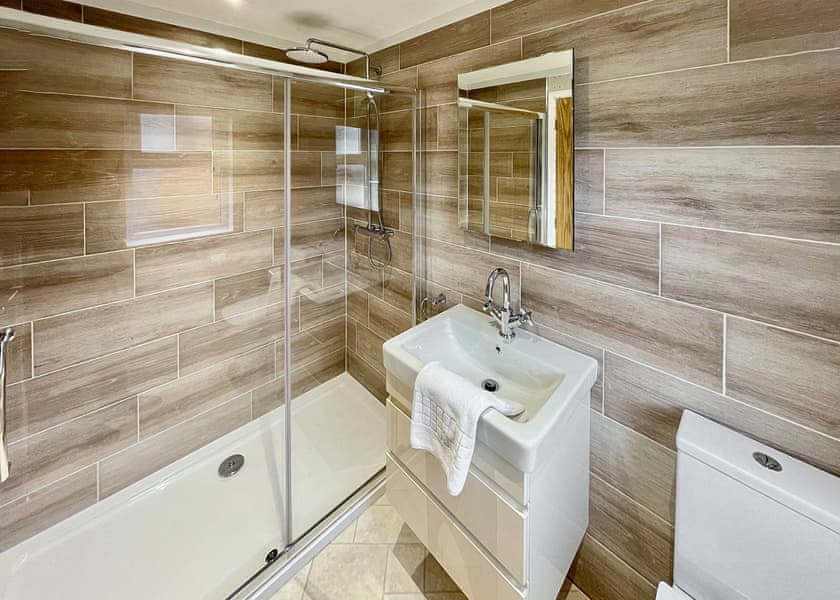 Comfort Plus Lodge 8 Hot Tub - Finlake Resort & Spa, Chudleigh, Newton Abbot