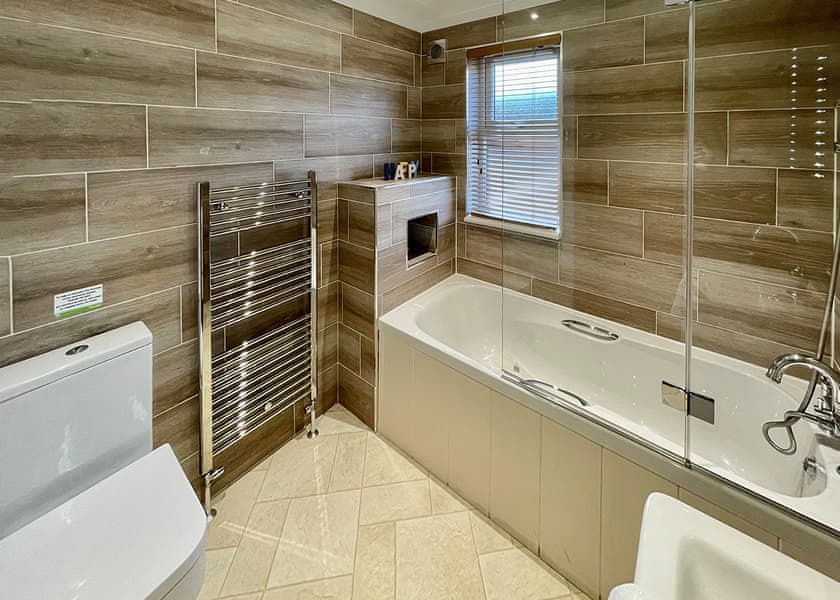 Comfort Plus Lodge 8 Hot Tub - Finlake Resort & Spa, Chudleigh, Newton Abbot