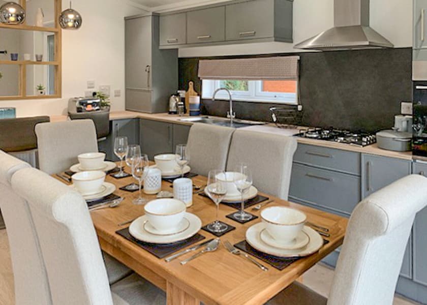 Comfort Plus Lodge 4 Hot Tub - Finlake Resort & Spa, Chudleigh, Newton Abbot