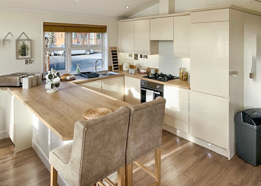 Comfort Plus Lodge 4 Hot Tub - Finlake Resort & Spa, Chudleigh, Newton Abbot