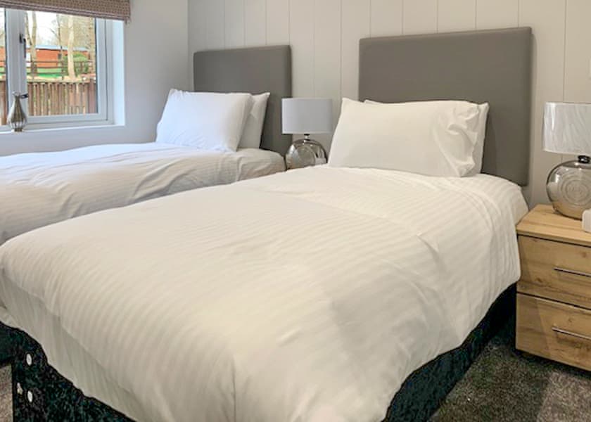 Comfort Plus Lodge 4 Hot Tub - Finlake Resort & Spa, Chudleigh, Newton Abbot