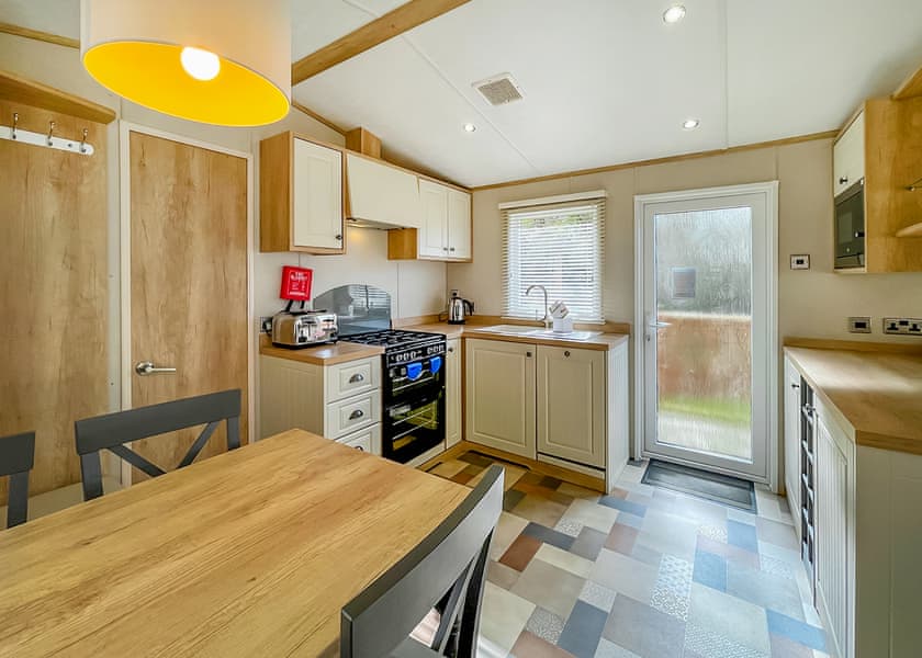 Superior Caravan 4 - Finlake Resort & Spa, Chudleigh, Newton Abbot