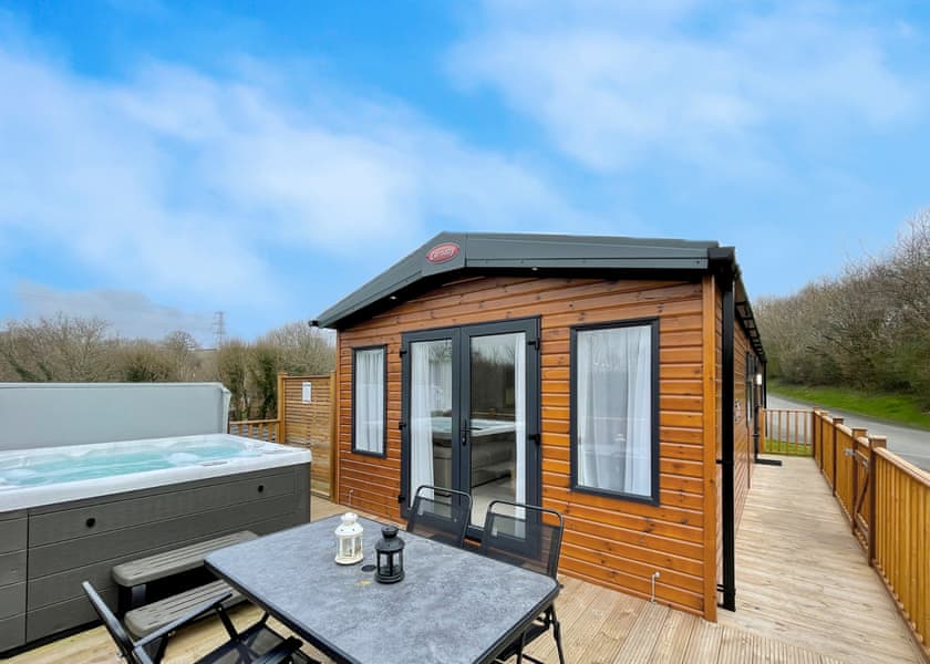 Superior Holiday Home 4 Hot Tub - Finlake Resort & Spa, Chudleigh, Newton Abbot