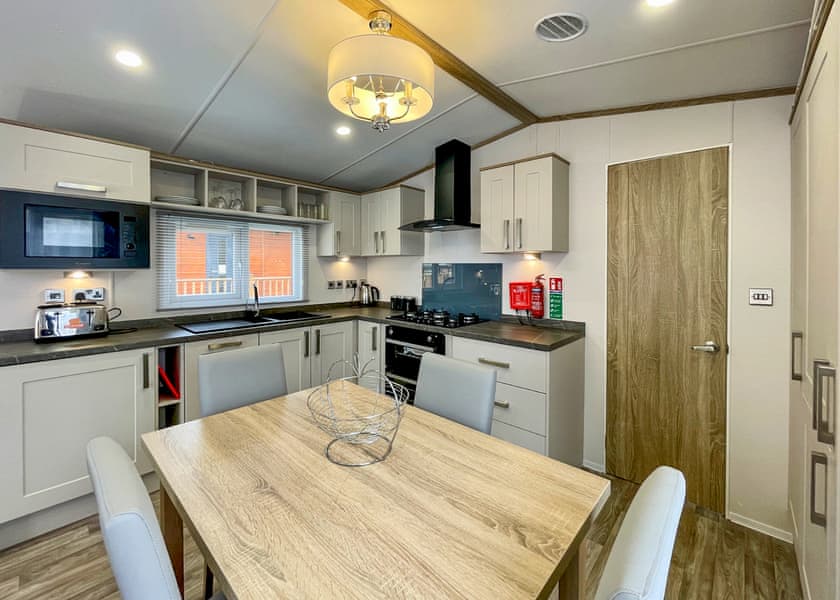 Superior Holiday Home 4 Hot Tub - Finlake Resort & Spa, Chudleigh, Newton Abbot