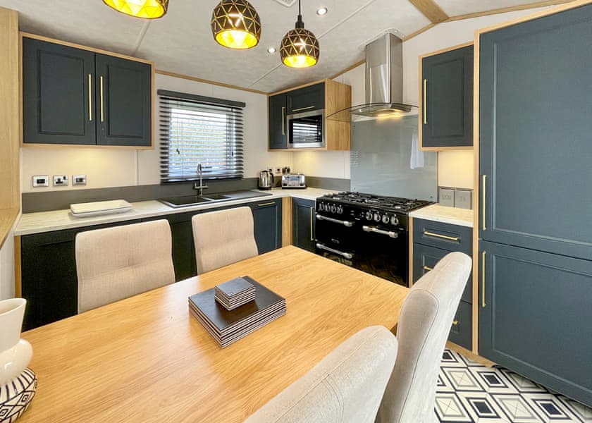 Superior Holiday Home 4 Hot Tub - Finlake Resort & Spa, Chudleigh, Newton Abbot