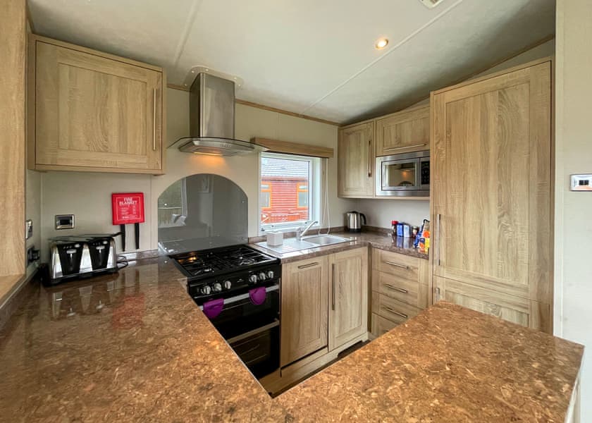 Superior Holiday Home 6 Hot Tub - Finlake Resort & Spa, Chudleigh, Newton Abbot