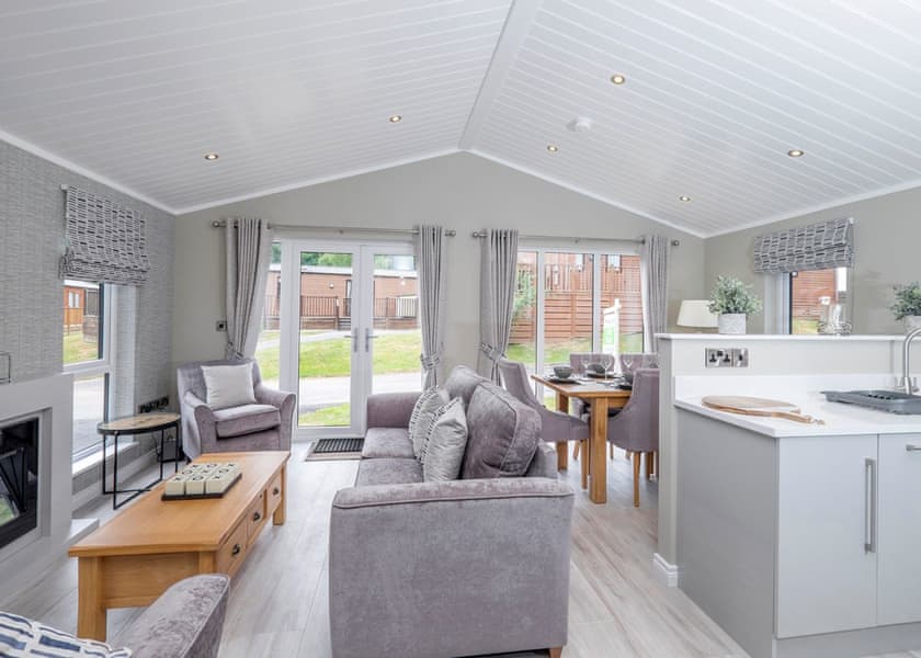 Superior Lodge 4 Hot Tub - Finlake Resort & Spa, Chudleigh, Newton Abbot