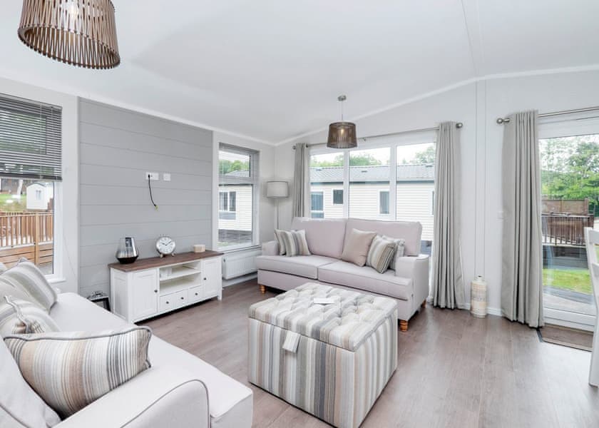 Superior Lodge 4 Hot Tub - Finlake Resort & Spa, Chudleigh, Newton Abbot