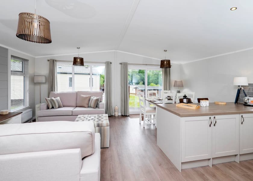 Superior Lodge 4 Hot Tub - Finlake Resort & Spa, Chudleigh, Newton Abbot