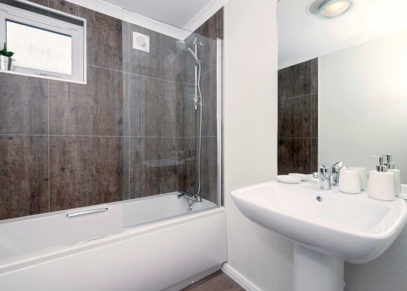 Superior Lodge 4 Hot Tub - Finlake Resort & Spa, Chudleigh, Newton Abbot