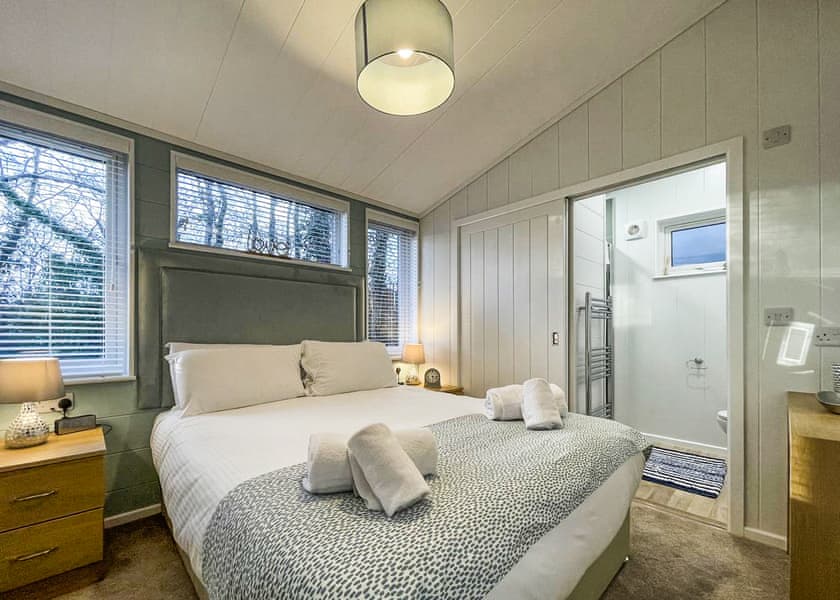 Superior Lodge 6 Hot Tub - Finlake Resort & Spa, Chudleigh, Newton Abbot