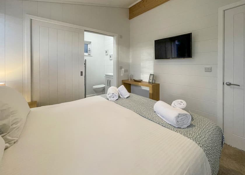 Superior Lodge 6 Hot Tub - Finlake Resort & Spa, Chudleigh, Newton Abbot