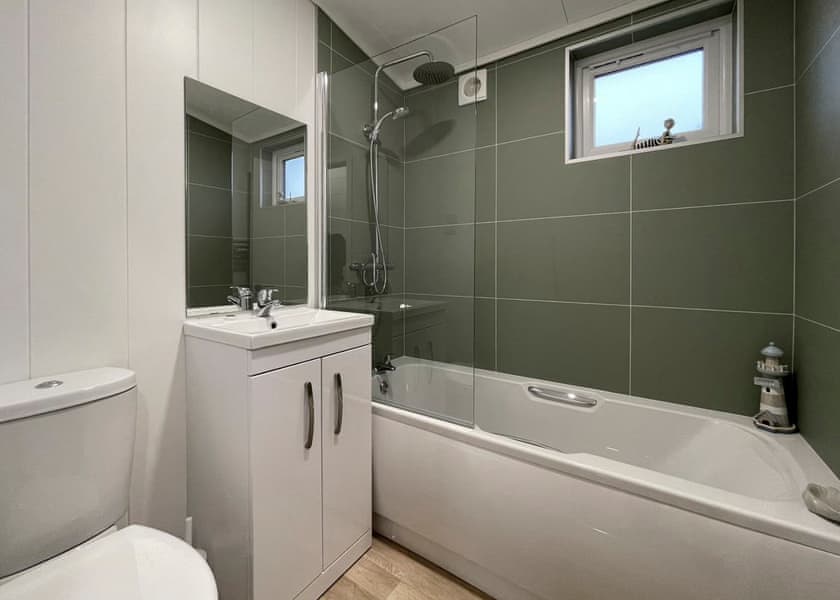 Superior Lodge 6 Hot Tub - Finlake Resort & Spa, Chudleigh, Newton Abbot