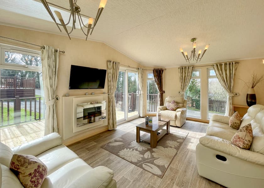 Classic Lodge Hot Tub 4 - Finlake Resort & Spa, Chudleigh, Newton Abbot