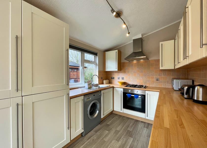 Classic Lodge Hot Tub 4 - Finlake Resort & Spa, Chudleigh, Newton Abbot