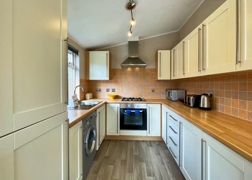 Classic Lodge Hot Tub 4 - Finlake Resort & Spa, Chudleigh, Newton Abbot