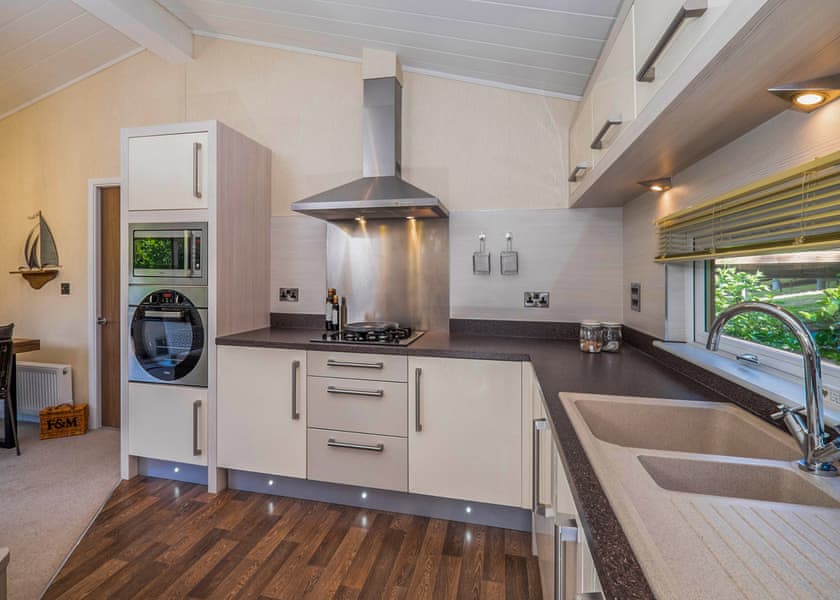 Superior Lodge 4 - Finlake Resort & Spa, Chudleigh, Newton Abbot