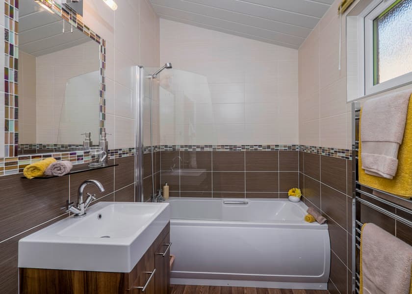 Superior Lodge 4 - Finlake Resort & Spa, Chudleigh, Newton Abbot