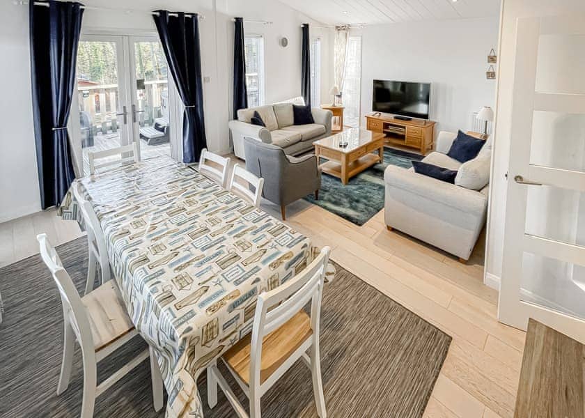 Superior Lodge Hot Tub 5 - Finlake Resort & Spa, Chudleigh, Newton Abbot