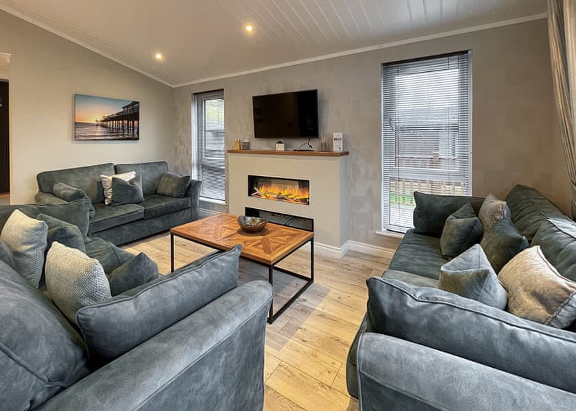 Superior Lodge 8 Hot Tub - Finlake Resort & Spa, Chudleigh, Newton Abbot