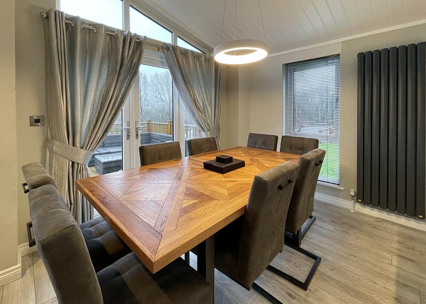 Superior Lodge 8 Hot Tub - Finlake Resort & Spa, Chudleigh, Newton Abbot