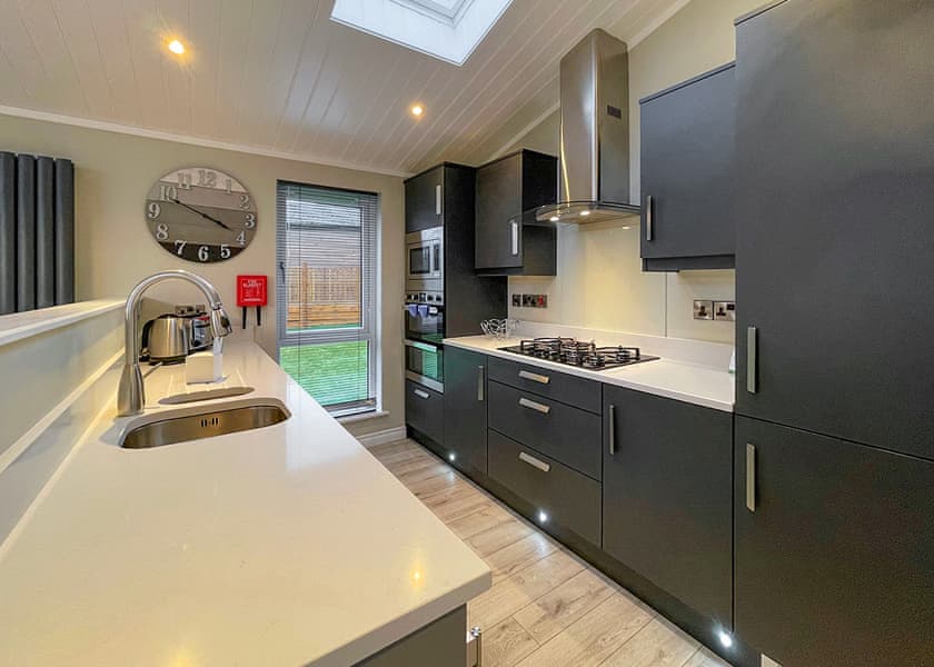 Superior Lodge 8 Hot Tub - Finlake Resort & Spa, Chudleigh, Newton Abbot