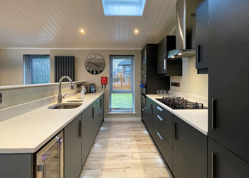 Superior Lodge 8 Hot Tub - Finlake Resort & Spa, Chudleigh, Newton Abbot