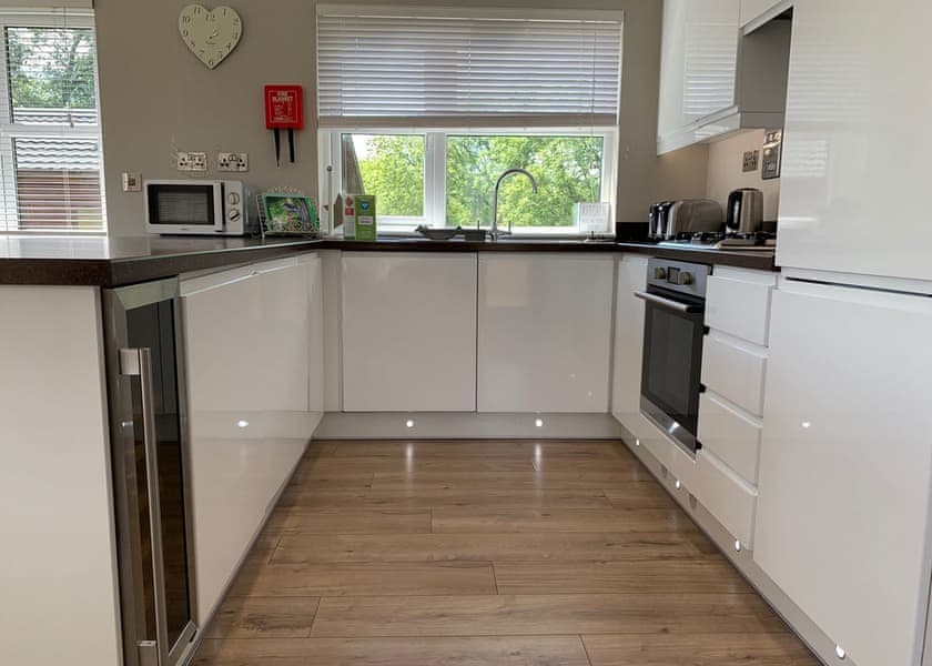 Comfort Lodge 6 Hot Tub, Comfort Lodge 6 - Finlake Resort & Spa, Chudleigh, Newton Abbot