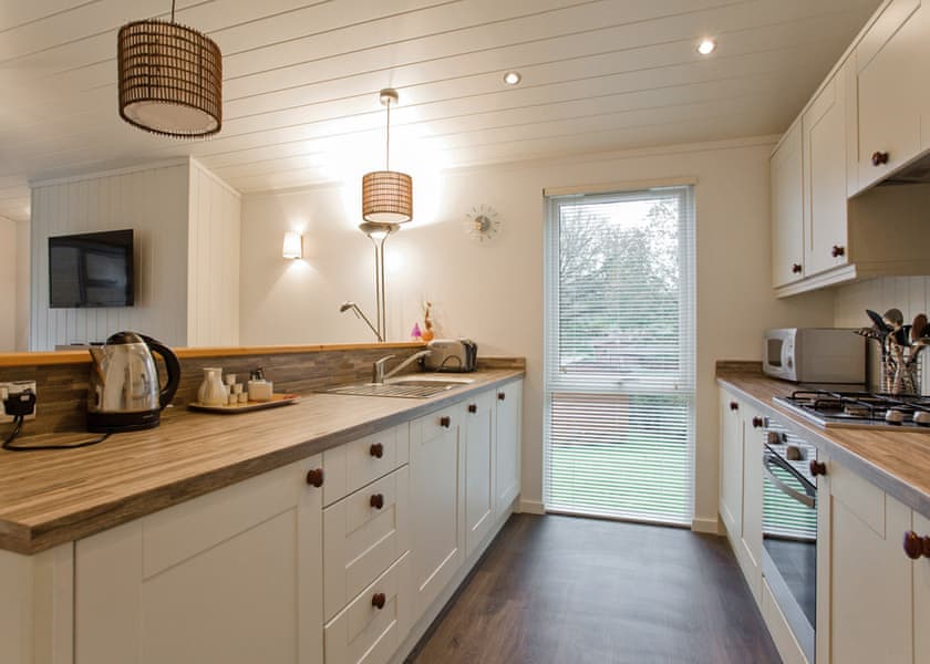 Comfort Plus Lodge 4 - Finlake Resort & Spa, Chudleigh, Newton Abbot