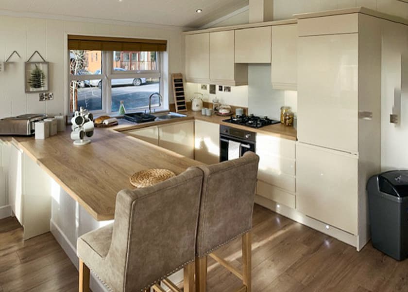 Comfort Plus Lodge 4 - Finlake Resort & Spa, Chudleigh, Newton Abbot